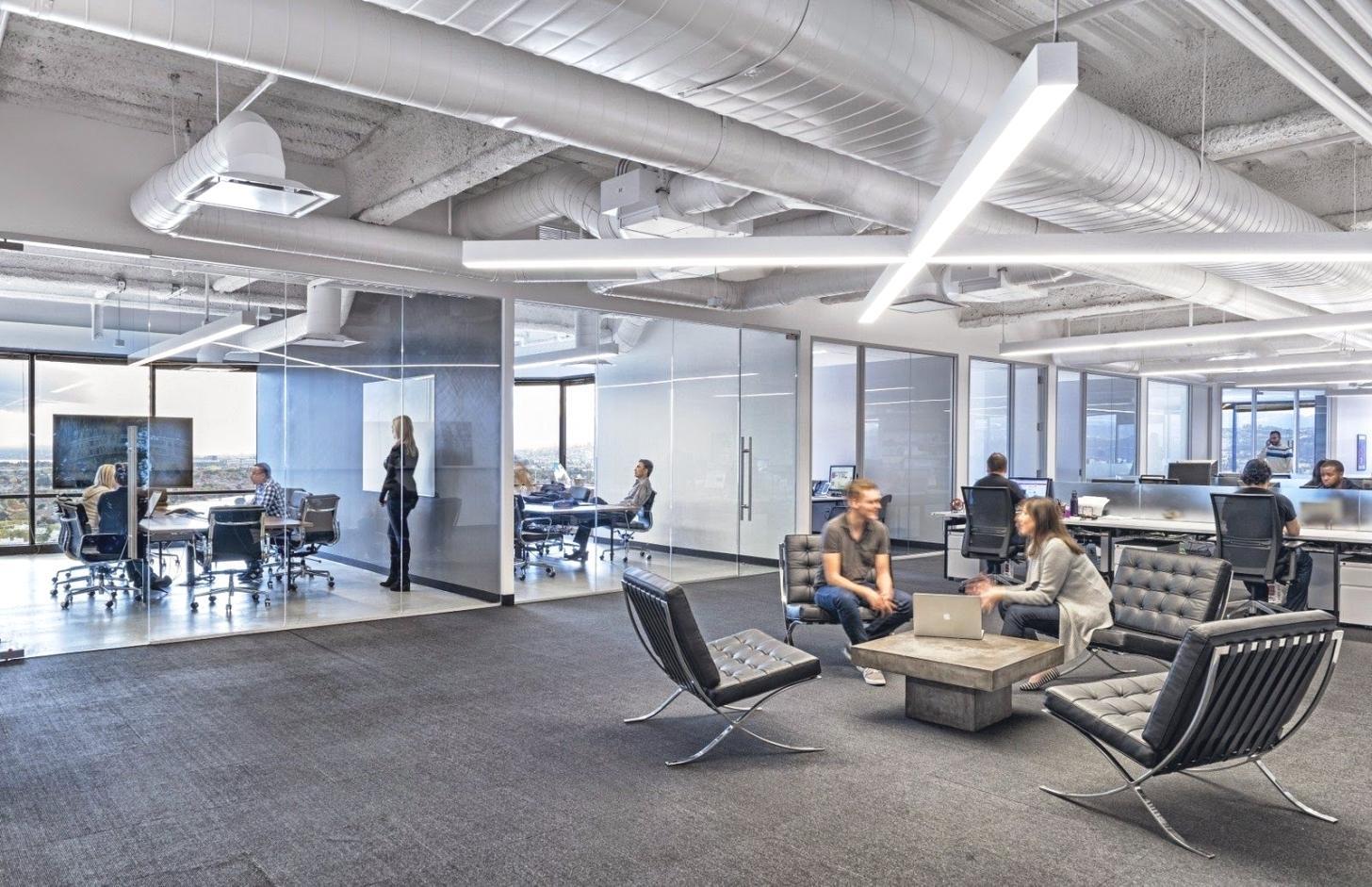 Persona revisando documentos financieros con calculadora