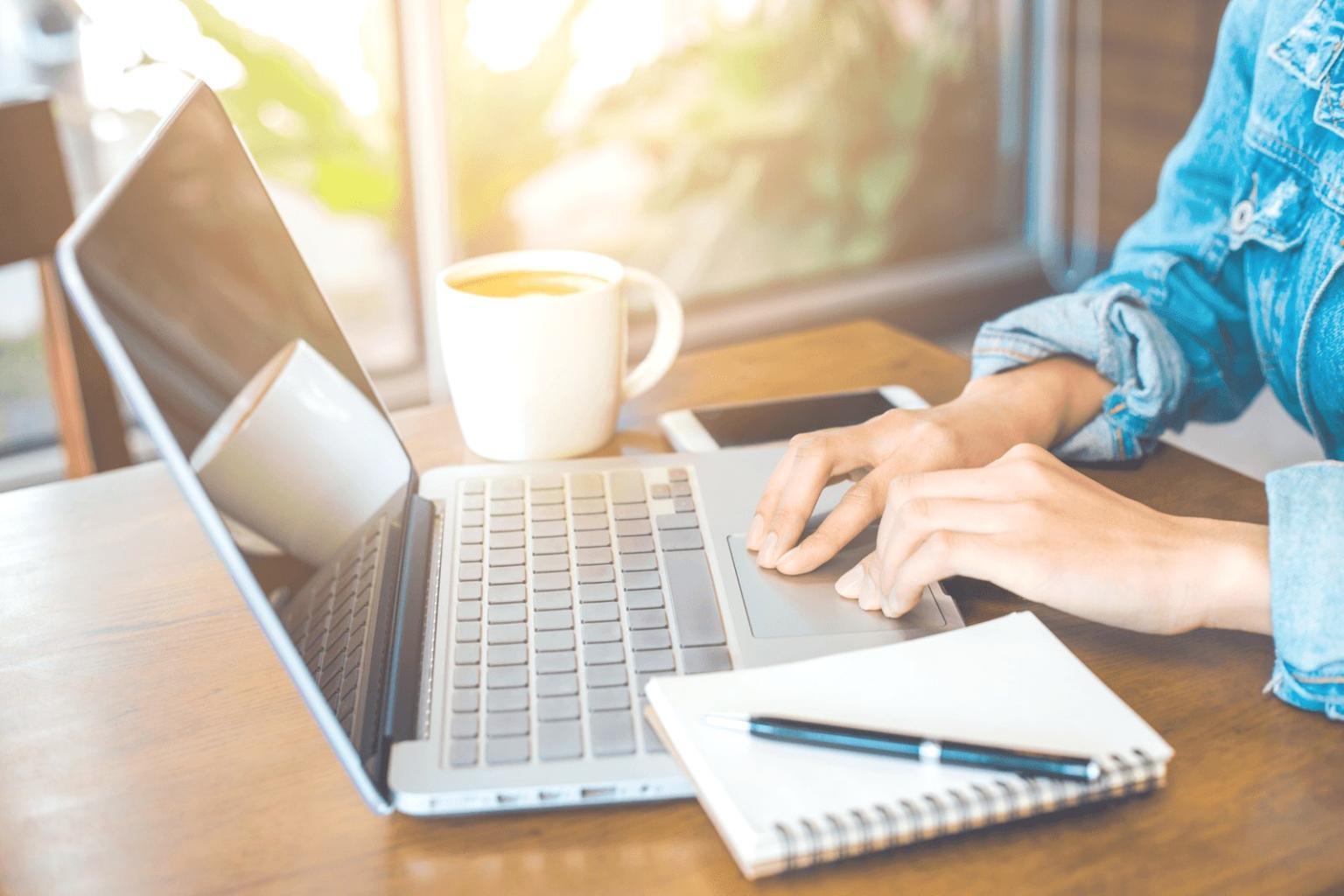 Persona analizando gráficos financieros y tomando notas sobre planificación económica